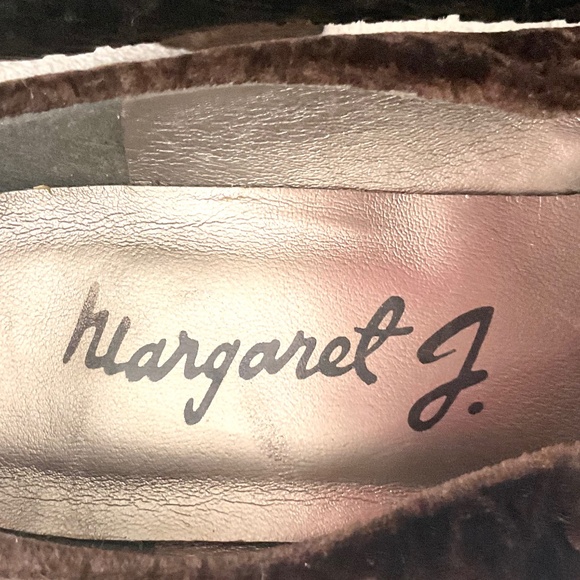 BROWN MARGARET J VINTAGE FLORAL VELVET BLOCK HEEL PUMPS SZIE 8 - Picture 7 of 14